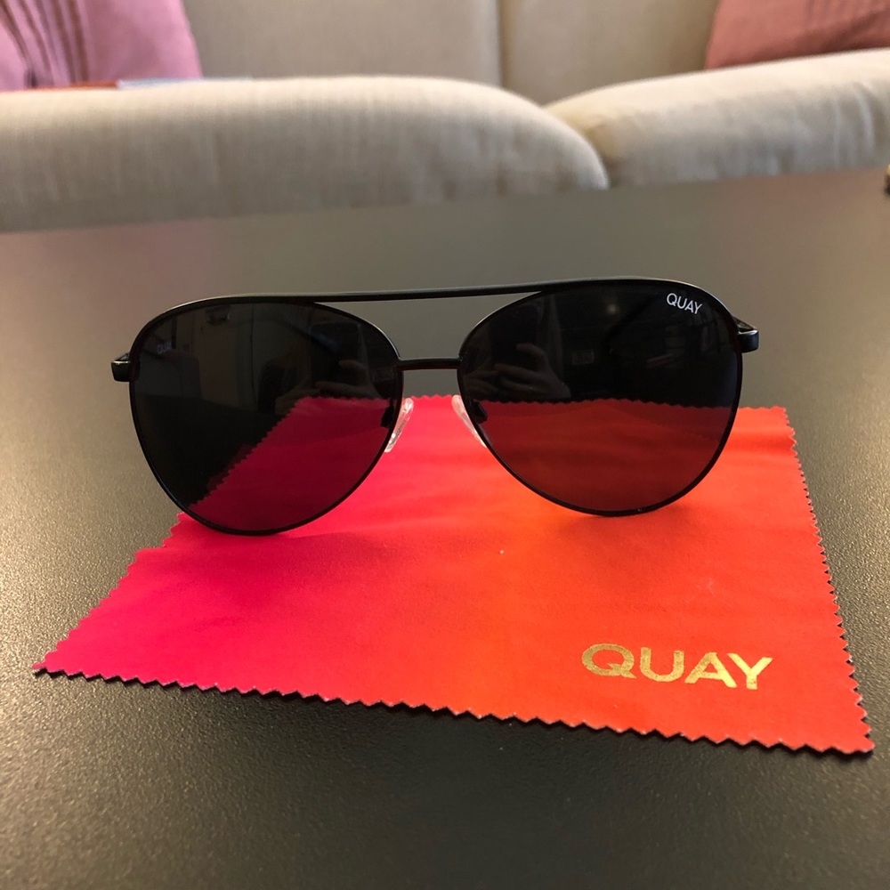 Quay VIVIENNE Black Polarized Sunglasses with carrying case and cleaning cloth